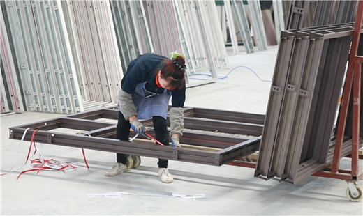 四川成都防火门窗厂家直销批发：钢木质防火门是一种结合了钢质与木质材料优点的防火产品。